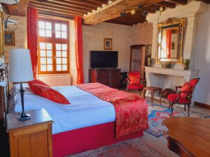 Elegante sala Mathan Manor, con decoración refinada, cama cómoda y brillo natural. Ambiente tranquilo y cálido.