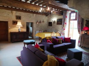 Interior cálido del Mathan Manor, con una cómoda sala de estar, elegantes muebles y ventanas que se abres en la naturaleza.