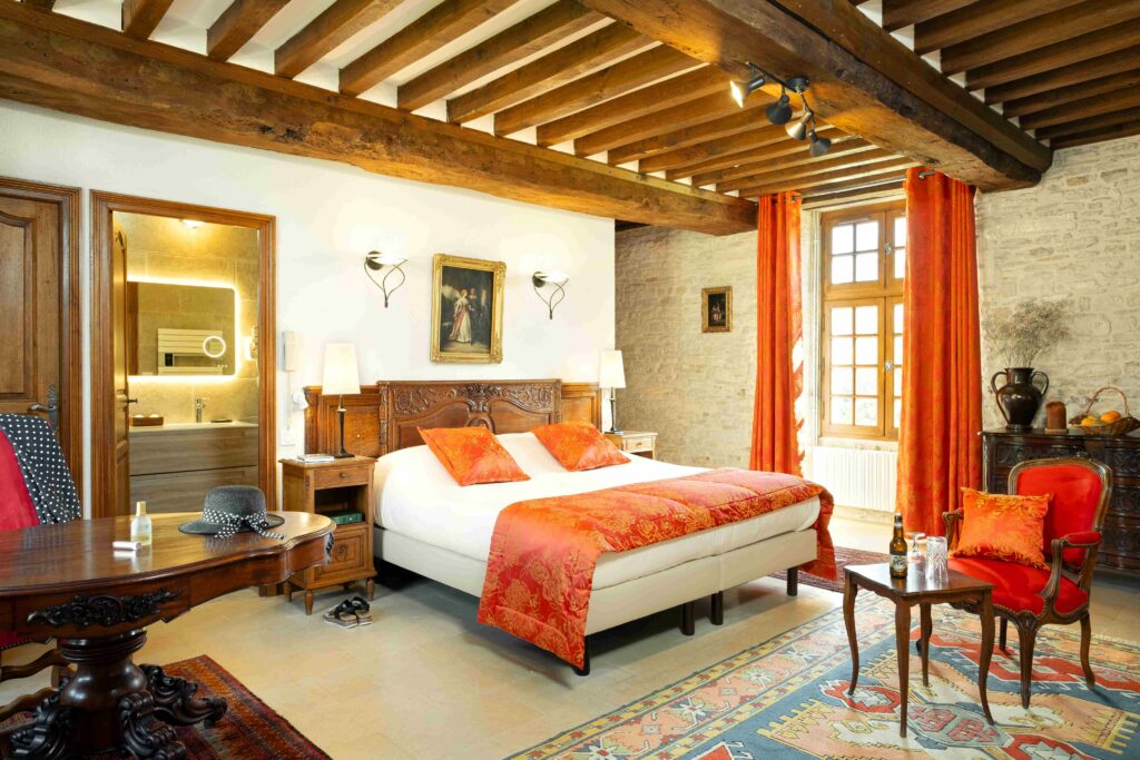 Elegante stanza con Mathan Manor, che combina comfort moderno e fascino storico, con parquet, travi a vista e decorazione raffinata.