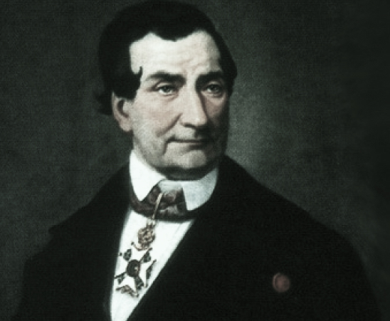 Retrato de un hombre con un disfraz refinado, luciendo una decoración en el collar, con un aspecto seguro.