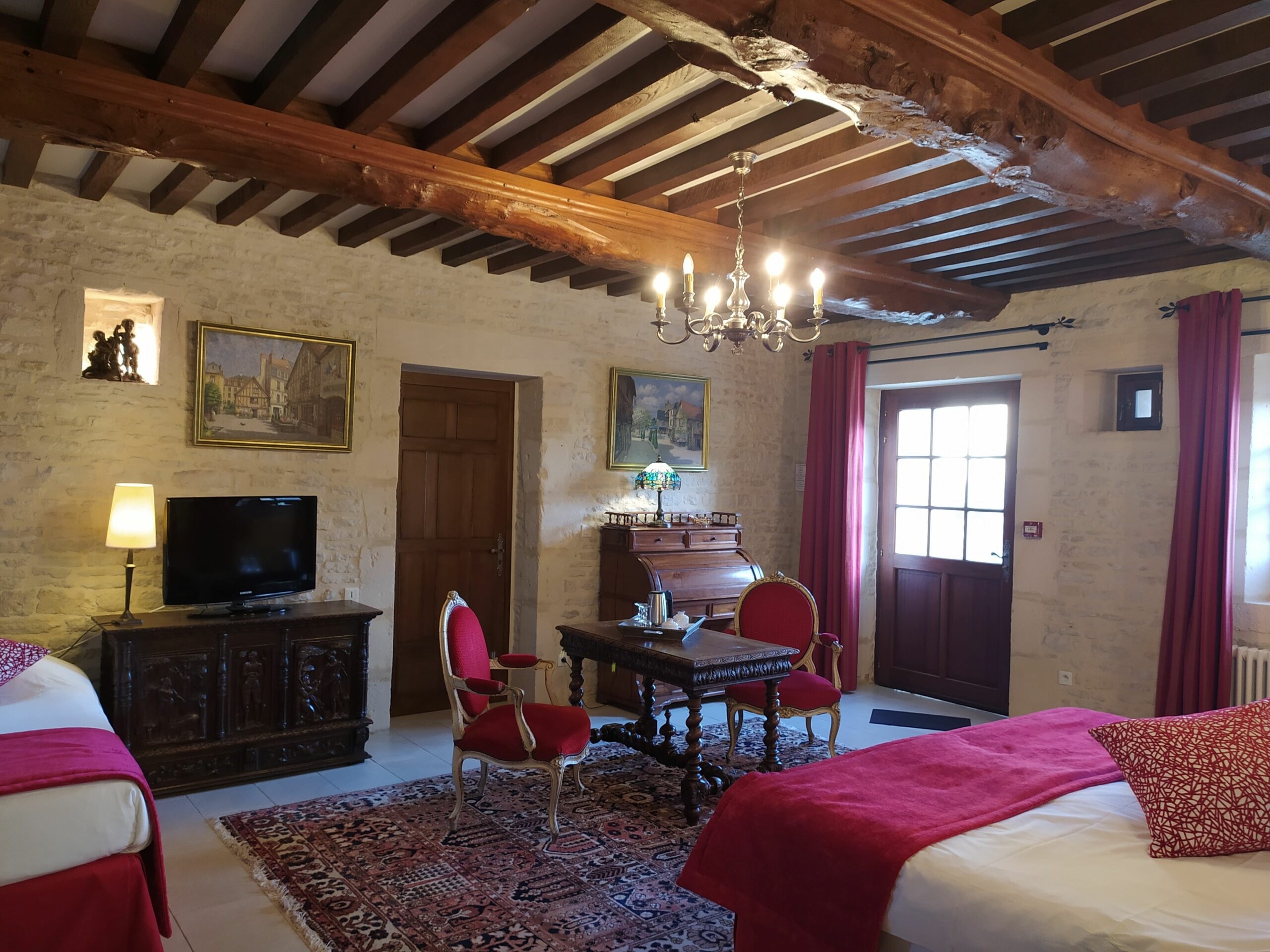 Junior Suite Triple PMR a Mathan Manor, arredamento elegante, comfort moderno e atmosfera pacifica.