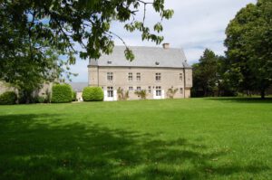 Udsigt til Mathan Manor i Crépon, omgivet af en grøn park og tilbyder en historisk og beroligende ramme.
