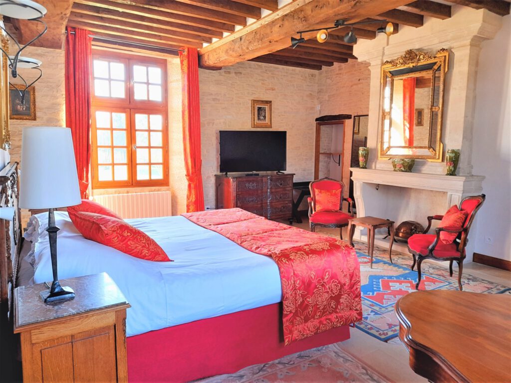 Elegante sala maniero Mathan, con letto comodo, decorazione raffinata e luce naturale.