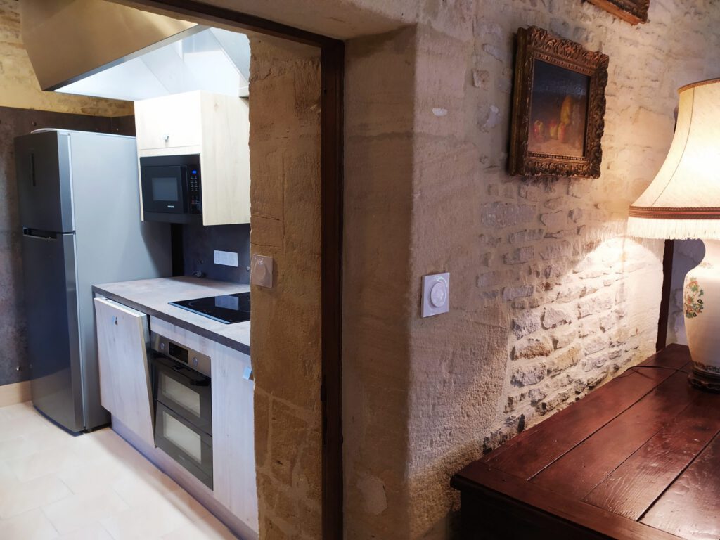 Cucina moderna ed elegante, incorporando attrezzature moderne in un ambiente storico caldo.