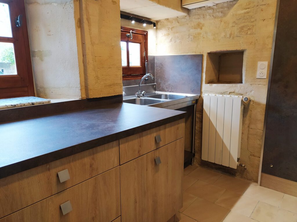 Moderne og elegant køkken i en prestigefyldt lejlighed med bordplader og fint udstyr i en varm omgivelse.
