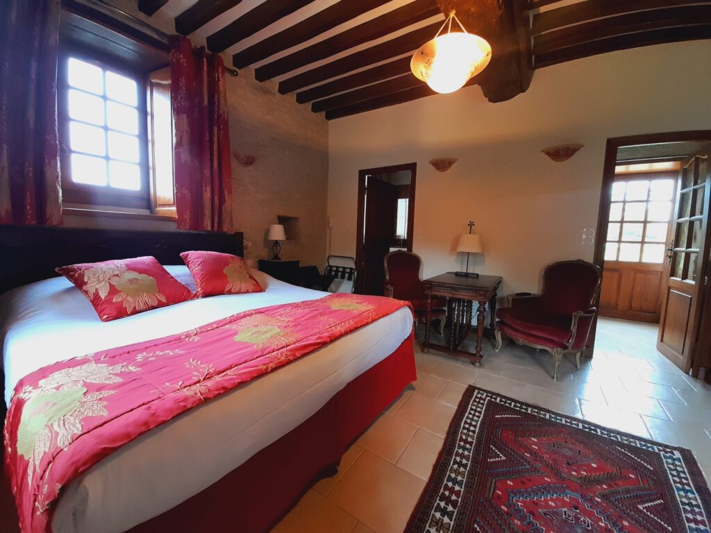 Salone per cena con il maniero di Mathan, con arredamento elegante, letto comodo e atmosfera tranquilla.