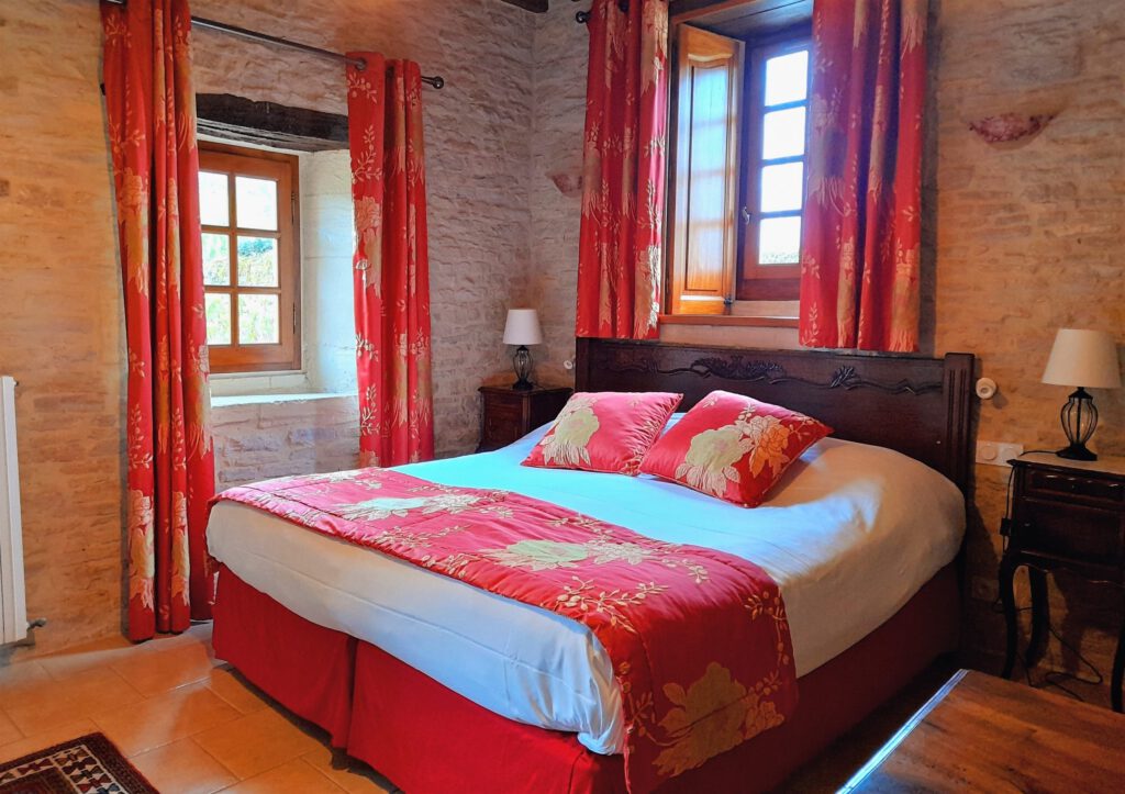 Camera più alta con Mathan Manor, arredamento elegante, letto comodo e atmosfera calda con finestre che si affacciano sul giardino.