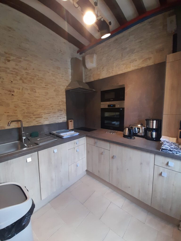 Cucina moderna e funzionale in una stanza superiore, con un arredamento elegante e un ambiente caldo.