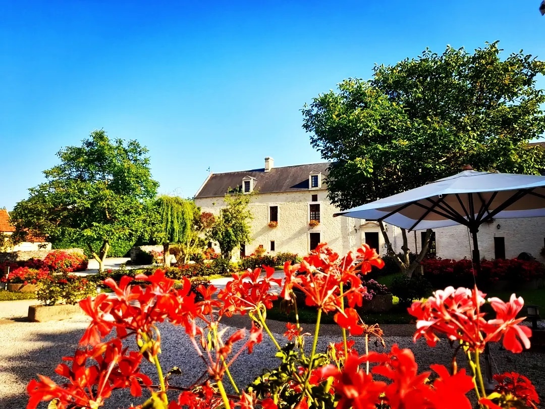 Mathan Manor, omgivet af blomster, tilbyder en fredelig og historisk ramme med komfortable værelser i Crépon.