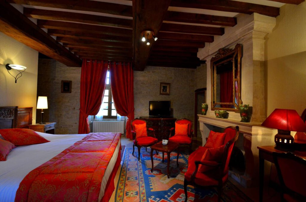 Junior Elegant Suite al Mathan Manor, arredamento raffinato, letto comodo e area calda. Atmosfera pacifica e accogliente.