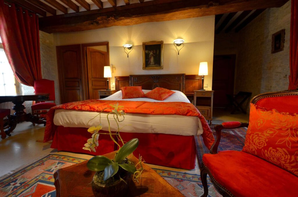 Junior Elegant Suite al Mathan Manor, con letto comodo, arredamento raffinato e atmosfera calda. Perfetto per un soggiorno rilassante.