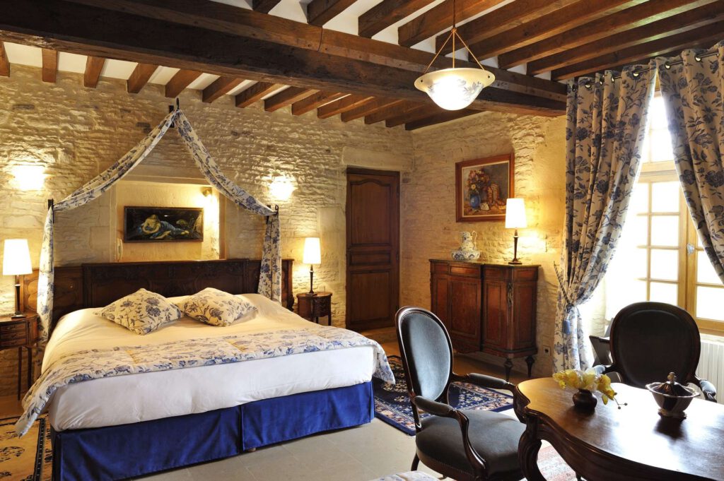 Junior Room che segue il maniero di Mathan, che combina fascino storico e comfort moderno, con letto matrimoniale e decorazioni raffinate.