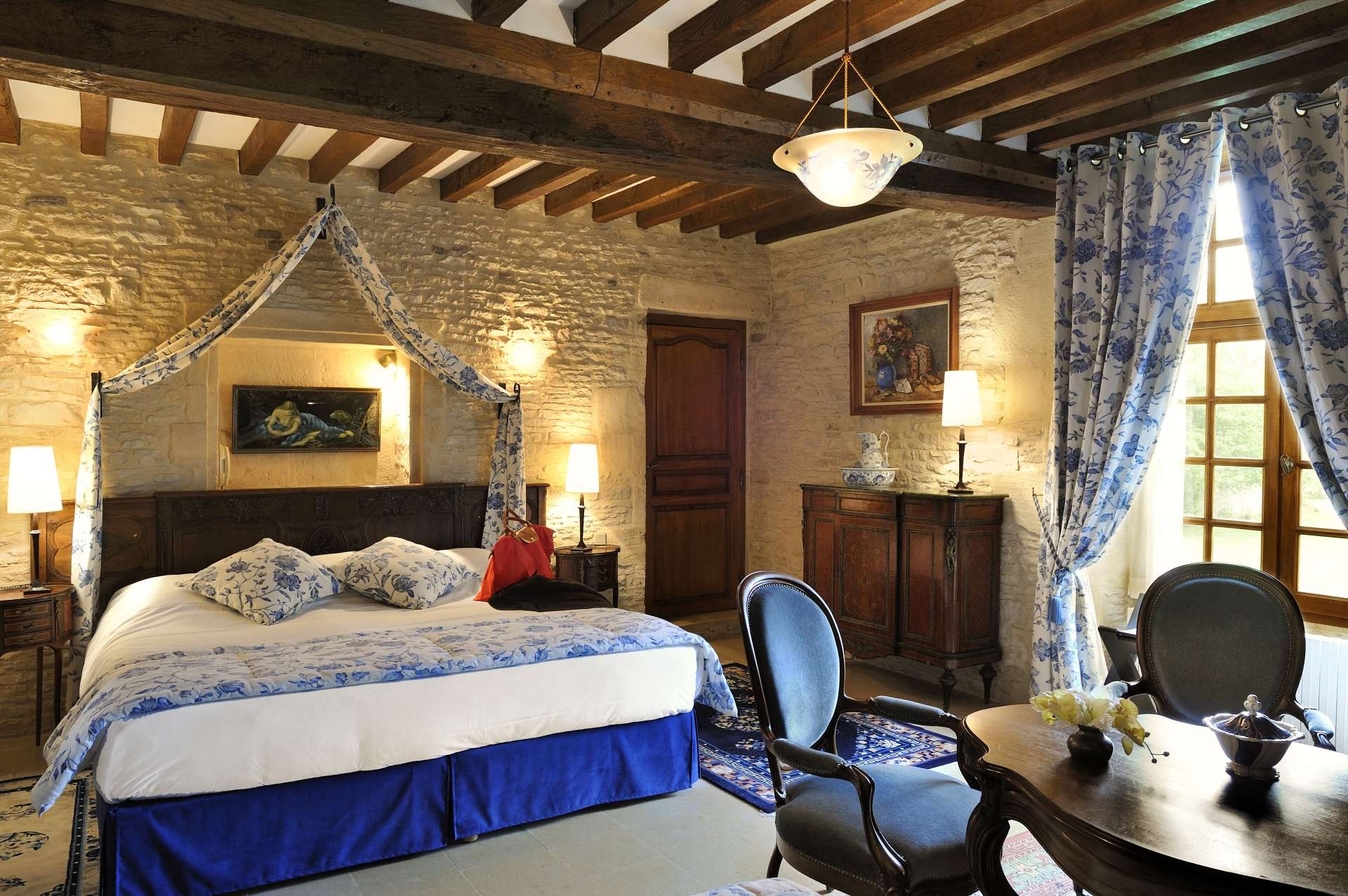 Junior che segue il maniero di Mathan, un arredamento elegante e raffinato, il letto comodo, l&#39;atmosfera tranquilla e il fascino storico.