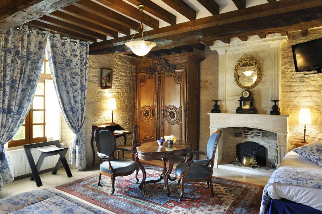 Junior segue il Mathan Manor, combinando fascino storico e comfort moderno, con un arredamento elegante e un&#39;atmosfera tranquilla.