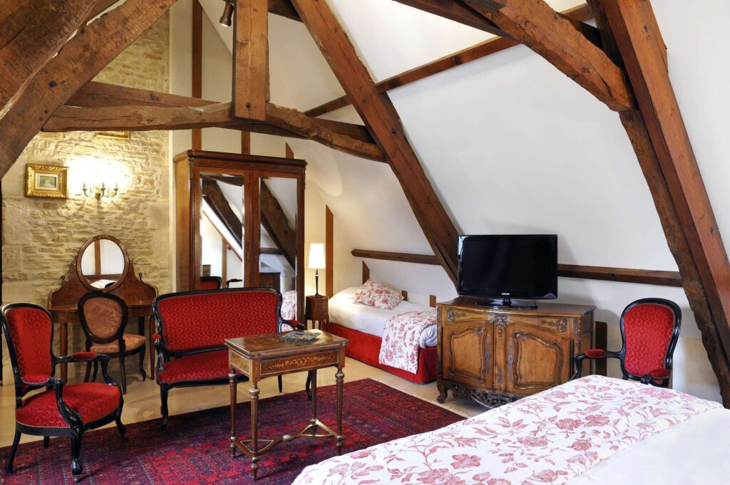 Junior Elegant Suite al Mathan Manor, che combina fascino storico e comfort moderno, con mobili raffinati e atmosfera pacifica.