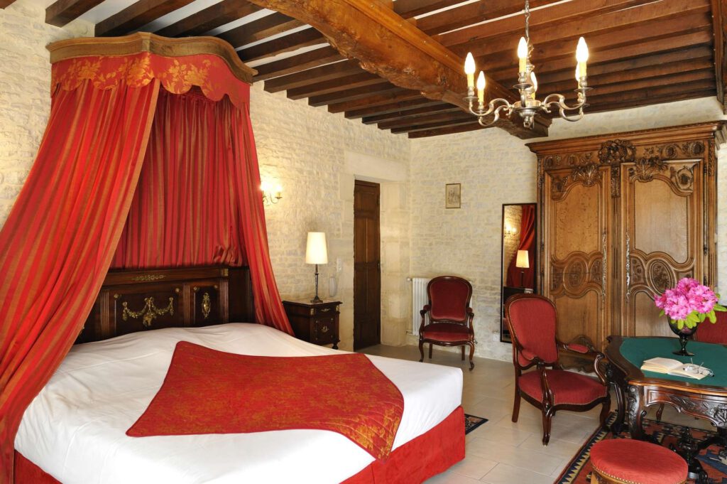 Junior Elegant Suite al Mathan Manor, con una palla di palla, mobili raffinati e atmosfera calda.