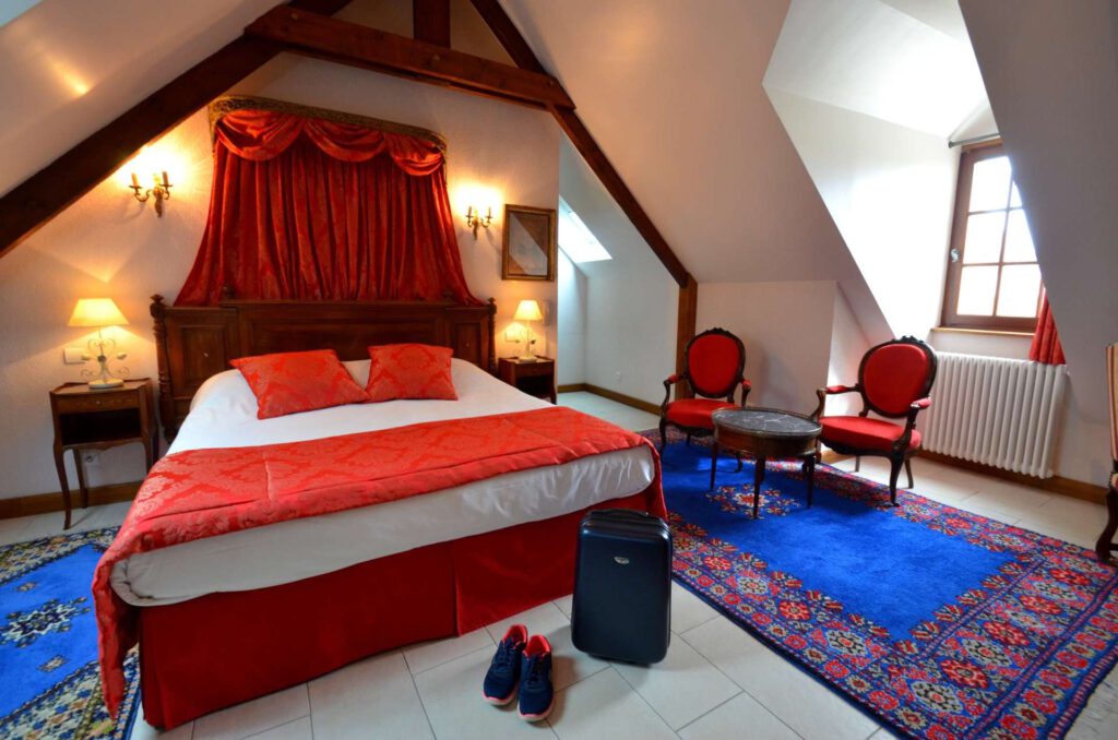 Junior Elegant Suite al Mathan Manor, arredamento raffinato, atmosfera calda e confortevole, ideale per un soggiorno rilassante.