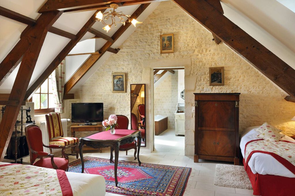 Junior Elegant Suite al Mathan Manor, con arredamento raffinato, letti comodi e viste rilassanti di un ambiente storico.