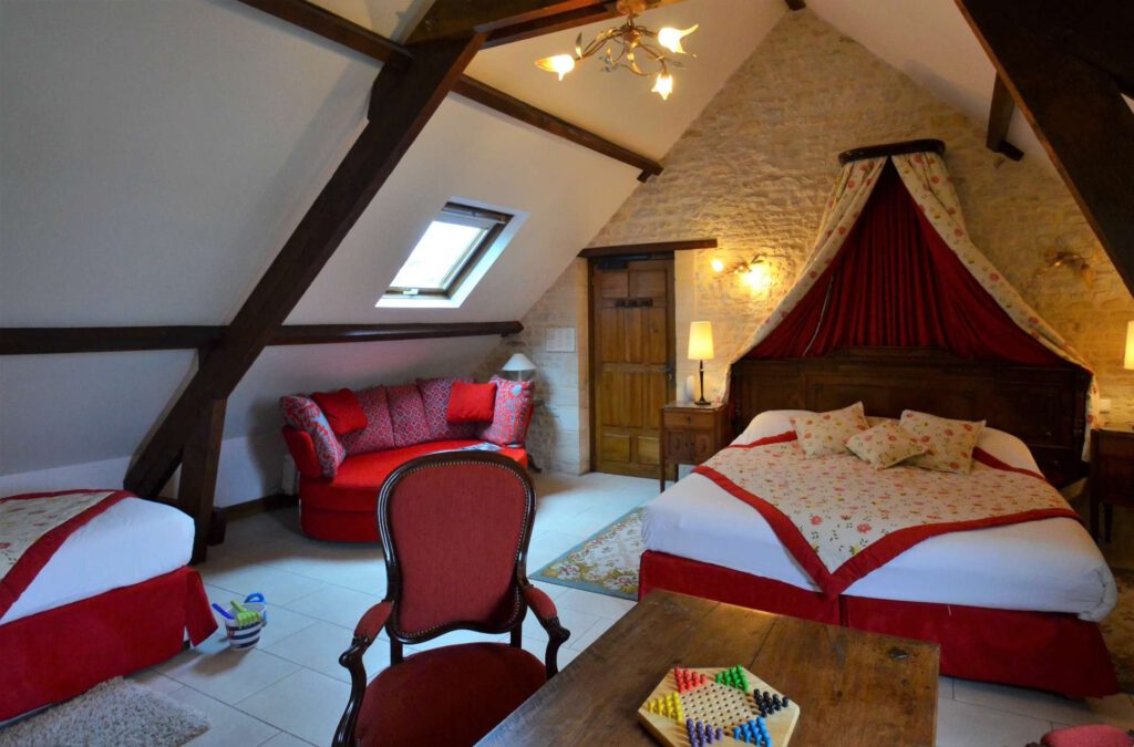 Junior segue il Mathan Manor, combinando il comfort moderno e il fascino storico, con una vista di un arredamento elegante e pacifico.