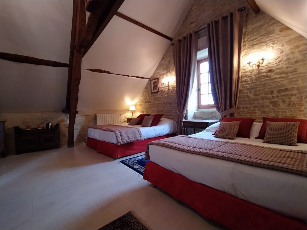 Junior confortevole suite con decorazioni eleganti, parquet leggero e travi a vista, che offre un ambiente caldo a Mathan Manor.