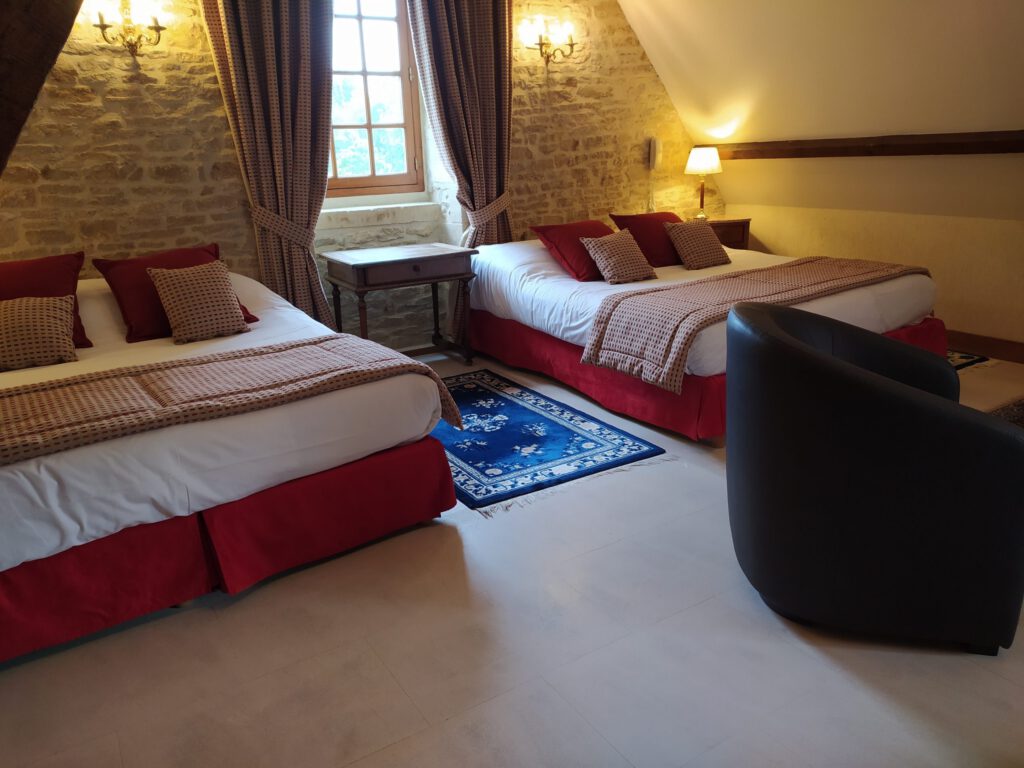 Junior Elegant Suite al Mathan Manor, con due letti, arredamento raffinato e atmosfera calda.