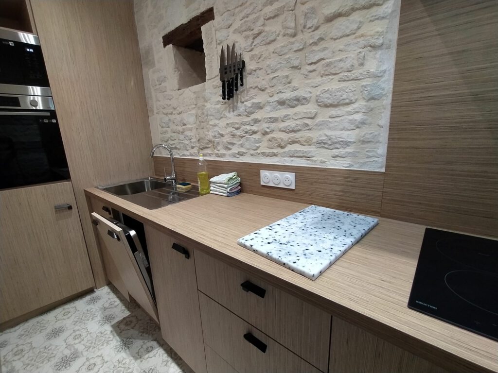 Cocina moderna y elegante en el junior después de Mathan Manor, con encimeras de madera y piedra.