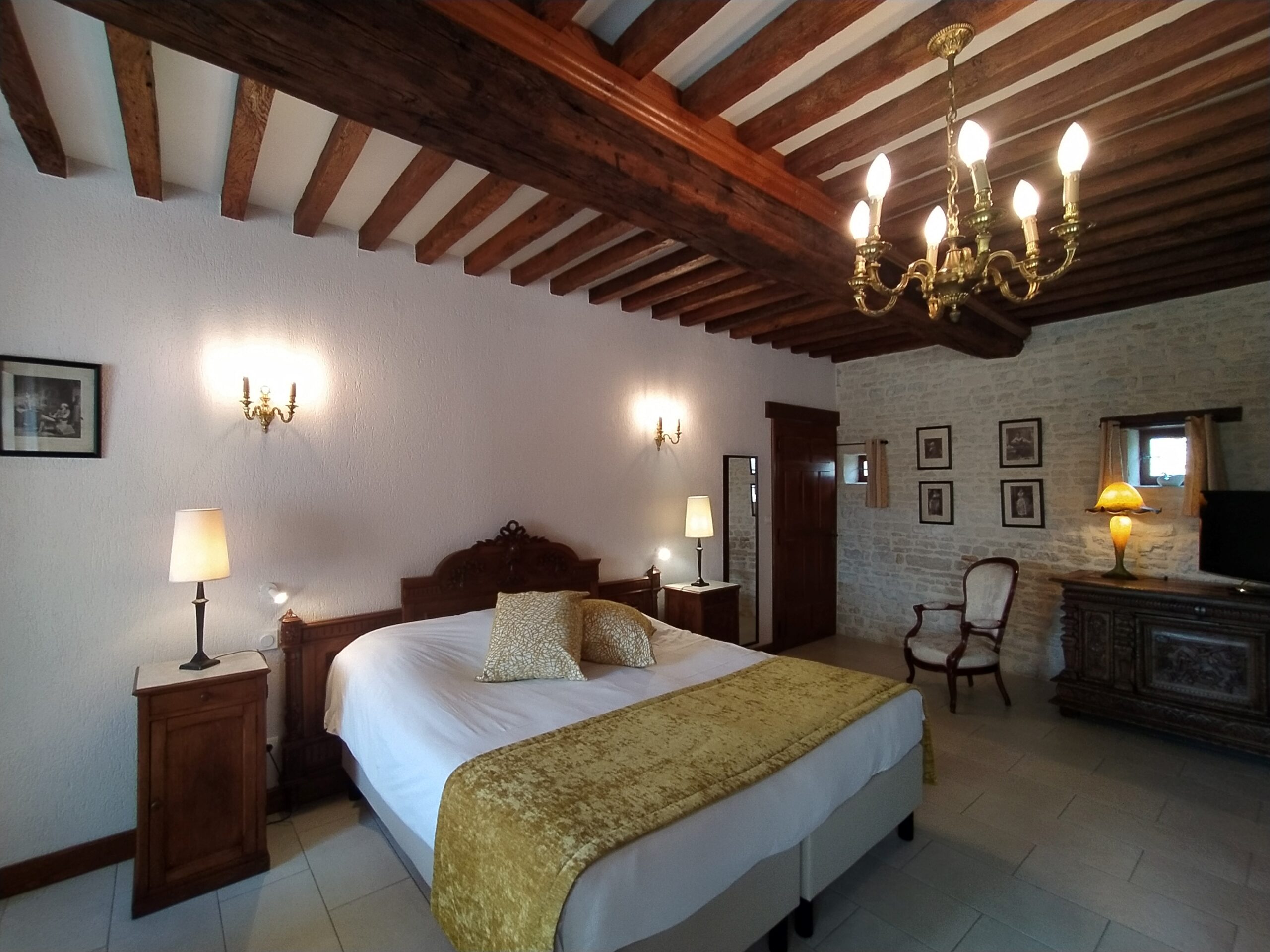 Junior después de Mathan Manor, combinando comodidad moderna y encanto histórico, con una decoración elegante y un ambiente tranquilo.