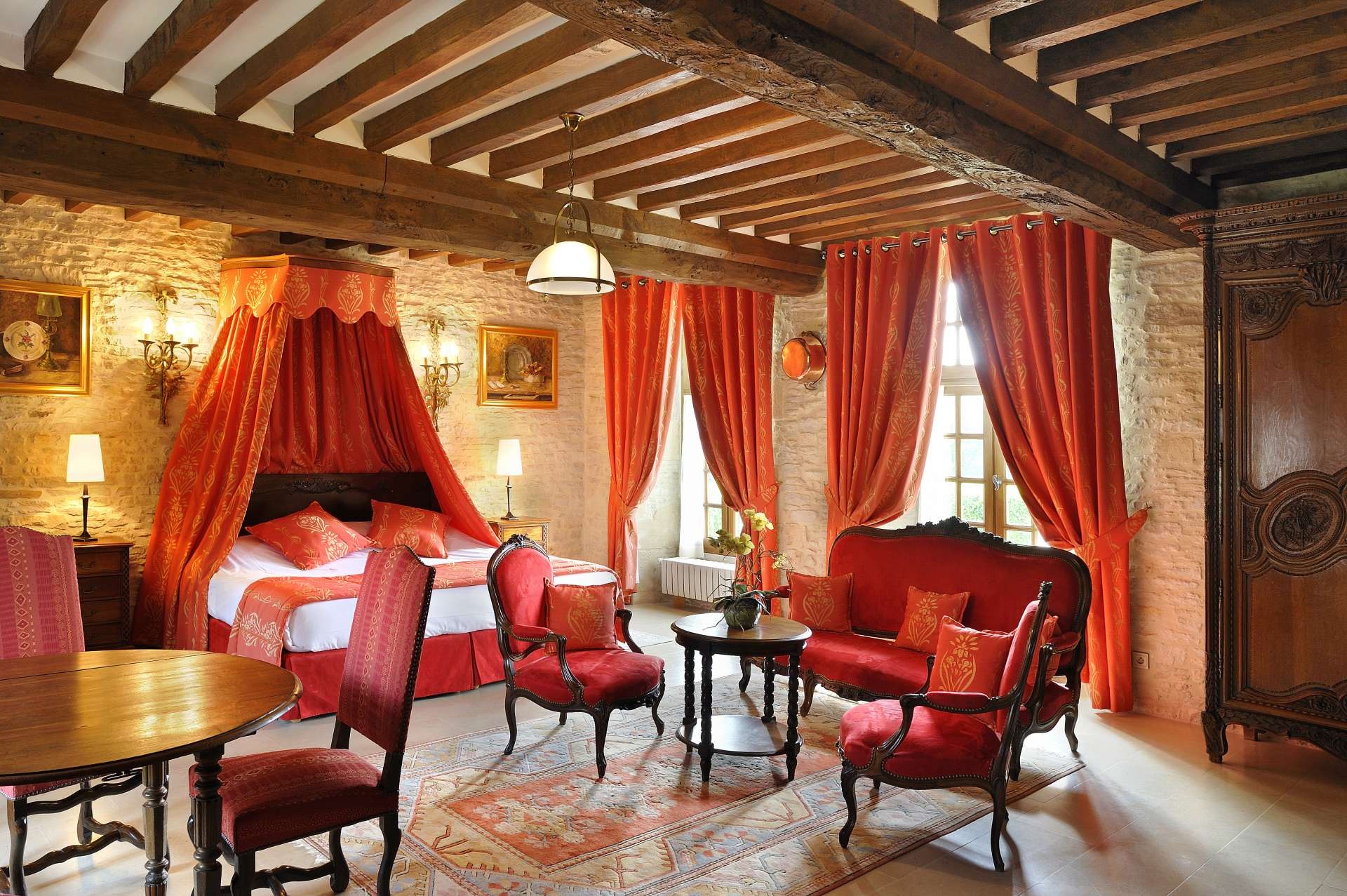 Elegant værelse på Mathan Manor, med raffineret dekoration og varm atmosfære.
