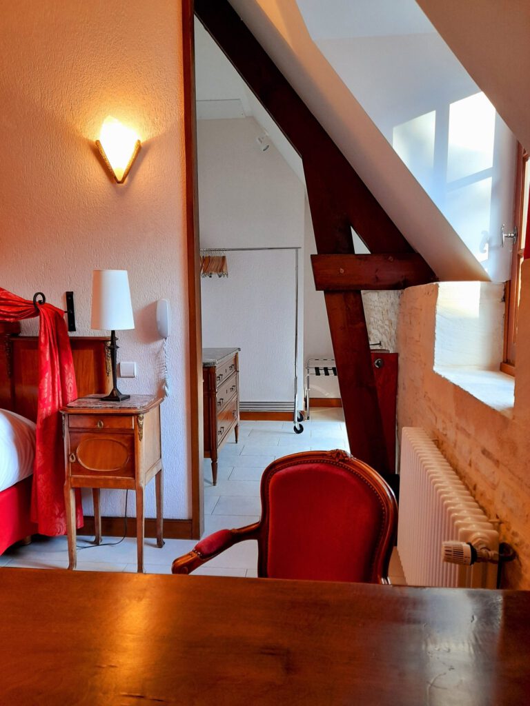La cómoda sala Mathan Manor, decorada con buen gusto, combinando elegancia y modernidad, ubicada en un entorno histórico.