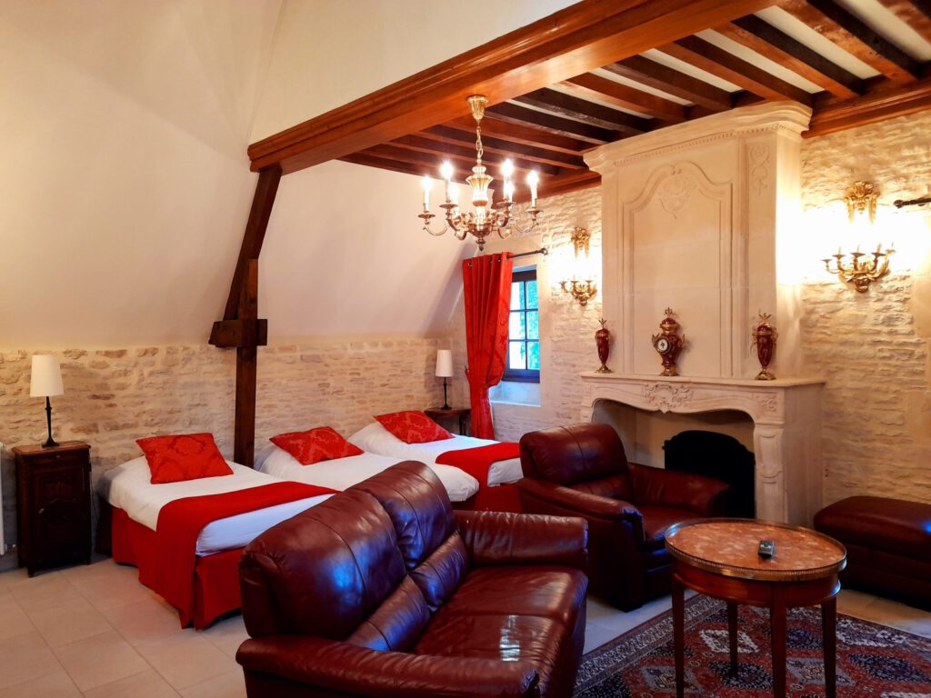 Suite familiar en el Mathan Manor, con dos habitaciones, decoración elegante y ambiente tranquilo.