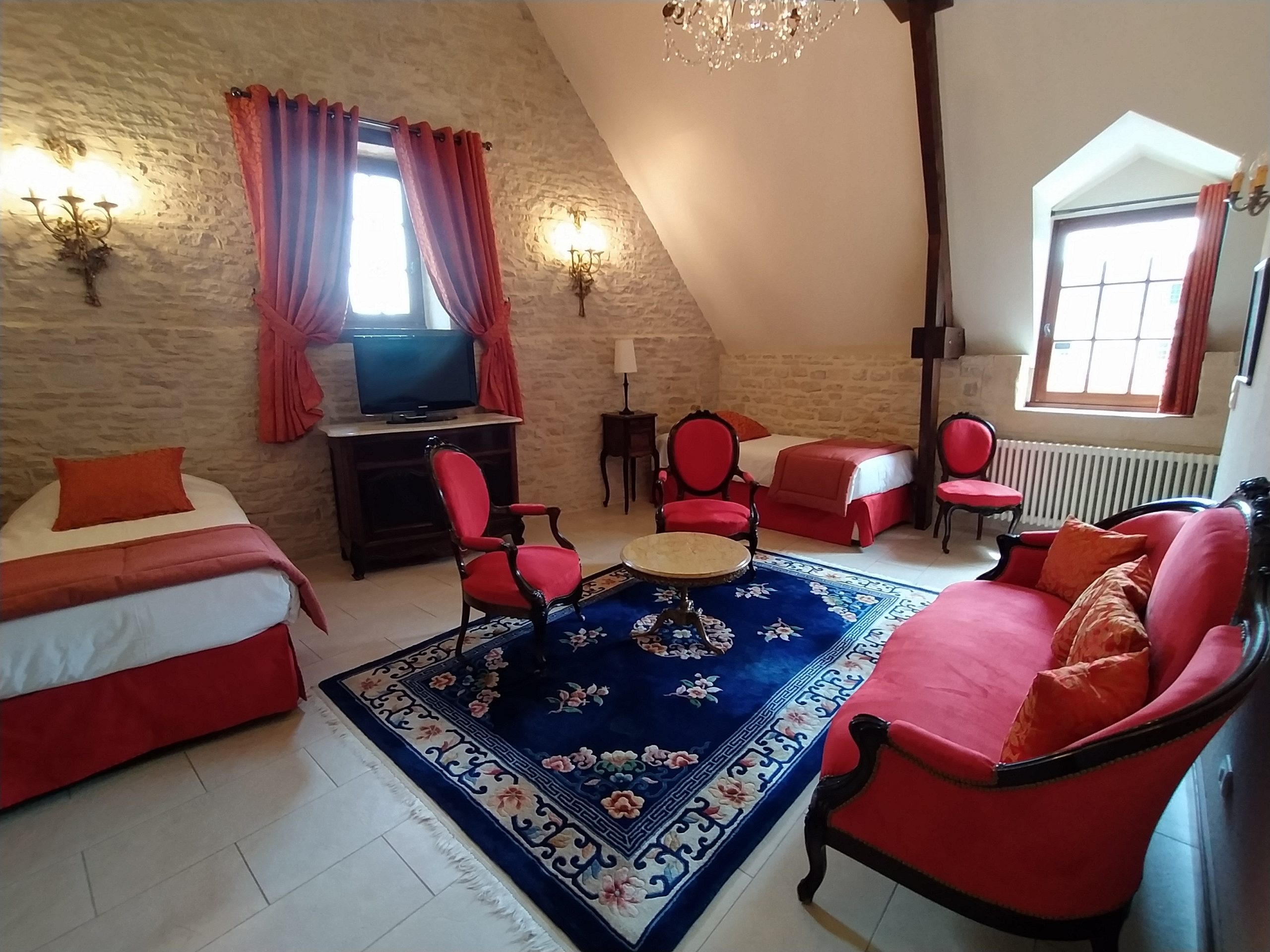 Suite familiar en Mathan Manor, decoración elegante, comodidad moderna, dos habitaciones, ambiente tranquilo y entorno encantador.