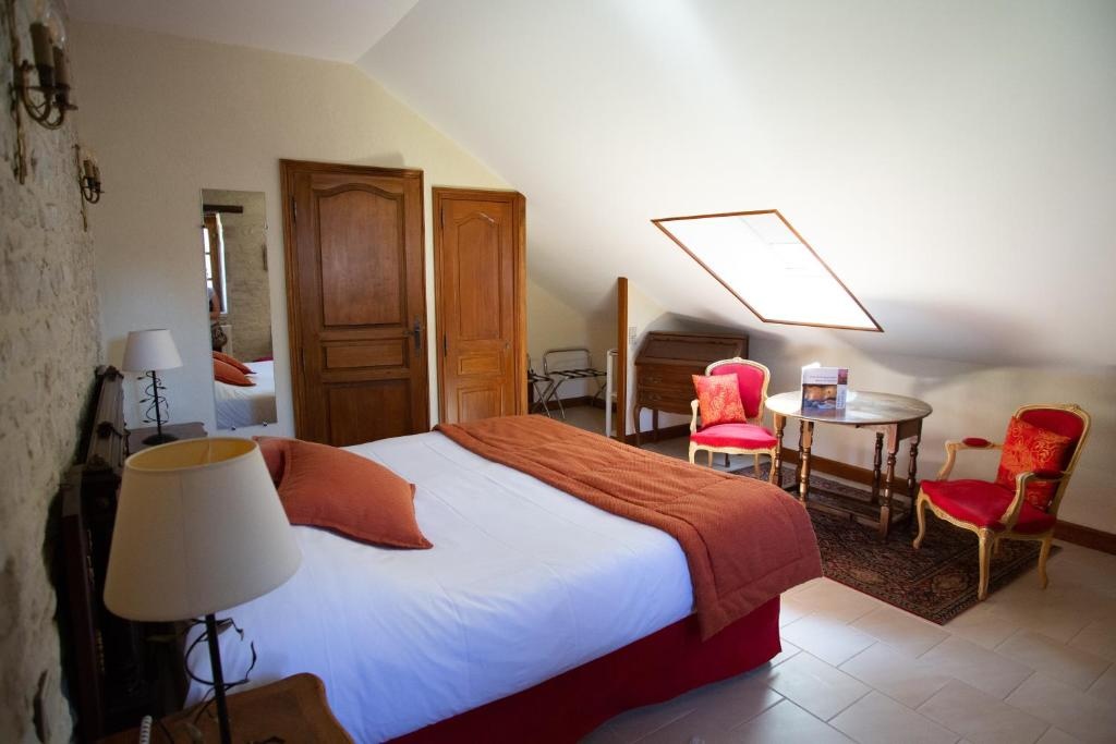 Mathan Manor Bed and Breakfast, elegantemente decorado, bañado con luz natural y ofreciendo un entorno cómodo y tranquilo.