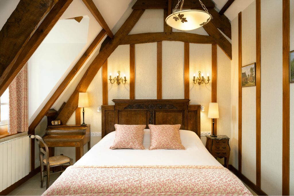 Elegante Sala Mathan Manor con un arredamento raffinato, mettendo in evidenza il fascino storico e il comfort moderno.